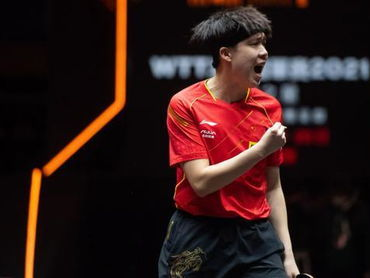 王楚钦孙颖莎混双亚军颁奖现场：不熟悉流程引关注