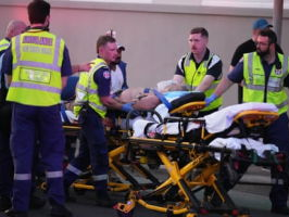 路见不平一声吼，澳大利亚大爷徒手夺枪勇斗歹徒