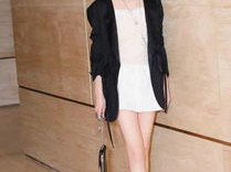 周冬雨裙摆意外卡住，现场尴尬瞬间引网友热议