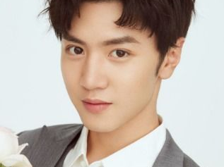 陈哲远术后首度亮相，展现坚强毅力与康复风采