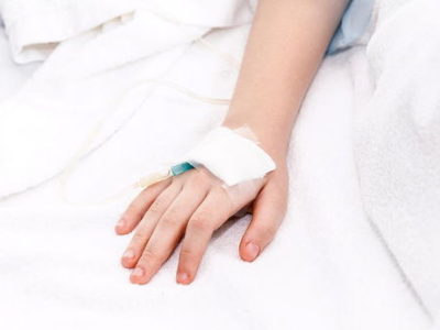 2岁男童输液后不幸离世，引发医疗安全关注