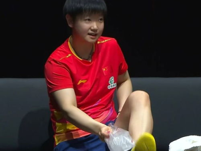 孙颖莎无奈一笑，赛场背后的心酸与坚持