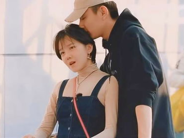 于小彤与女友逛街