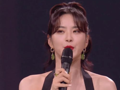 张碧晨连发9个捂嘴哭