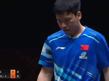 “林诗栋与向鹏巅峰对决：羽毛球赛场上的青春碰撞”