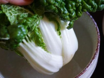 余宇涵初尝楼上佳肴，惊艳味蕾开启美食之旅