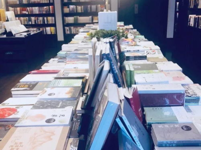 张凌赫公司楼下热拍广告，时尚风采引关注