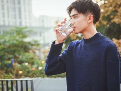 宋威龙带自己的老鼠干打卡初雪