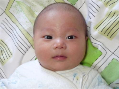 两个月宝宝脚部发育惊人，揭秘婴儿脚型成长奥秘